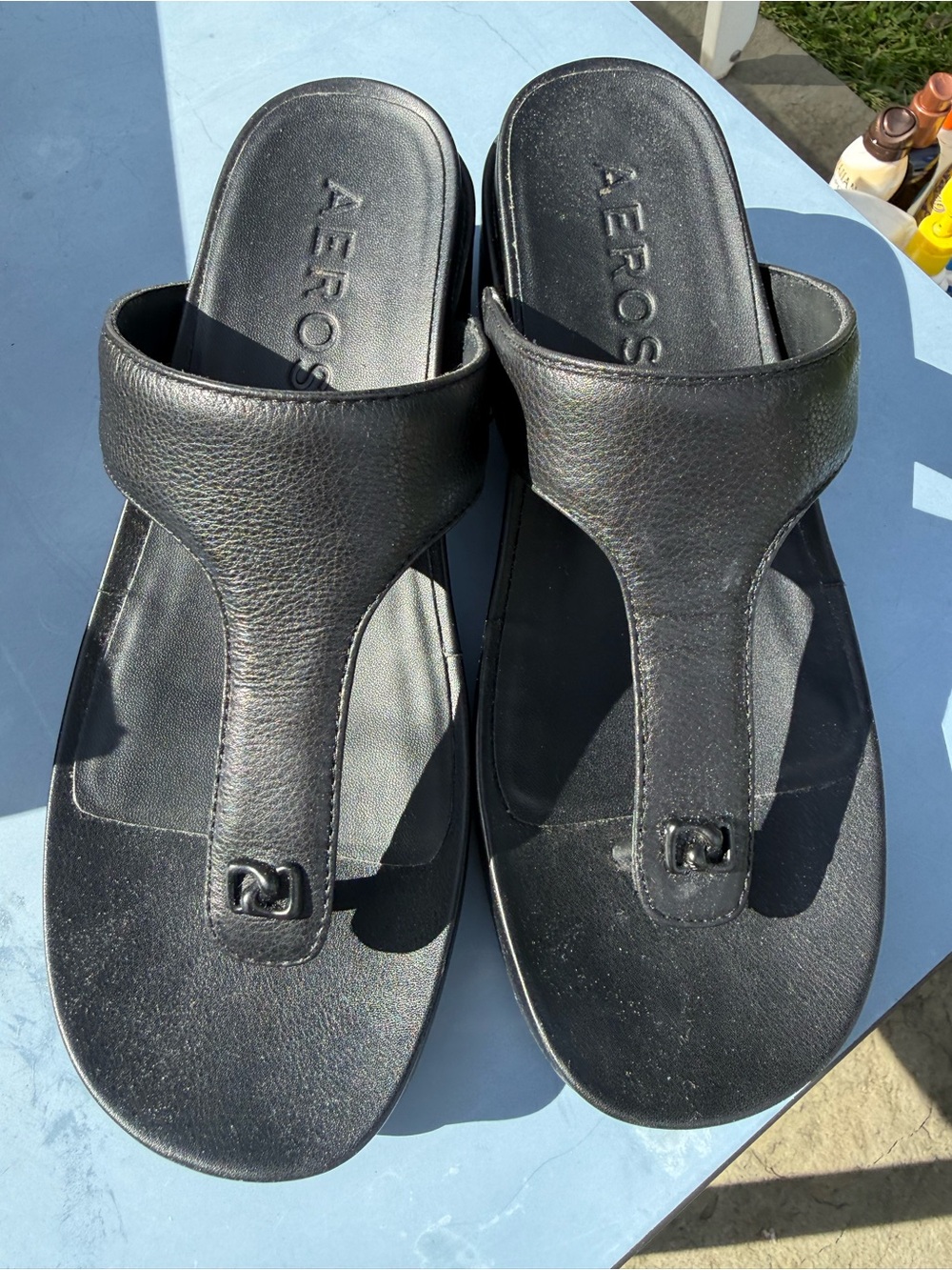 AEROSOLES Black Leather T‑Strap Thong Sandals